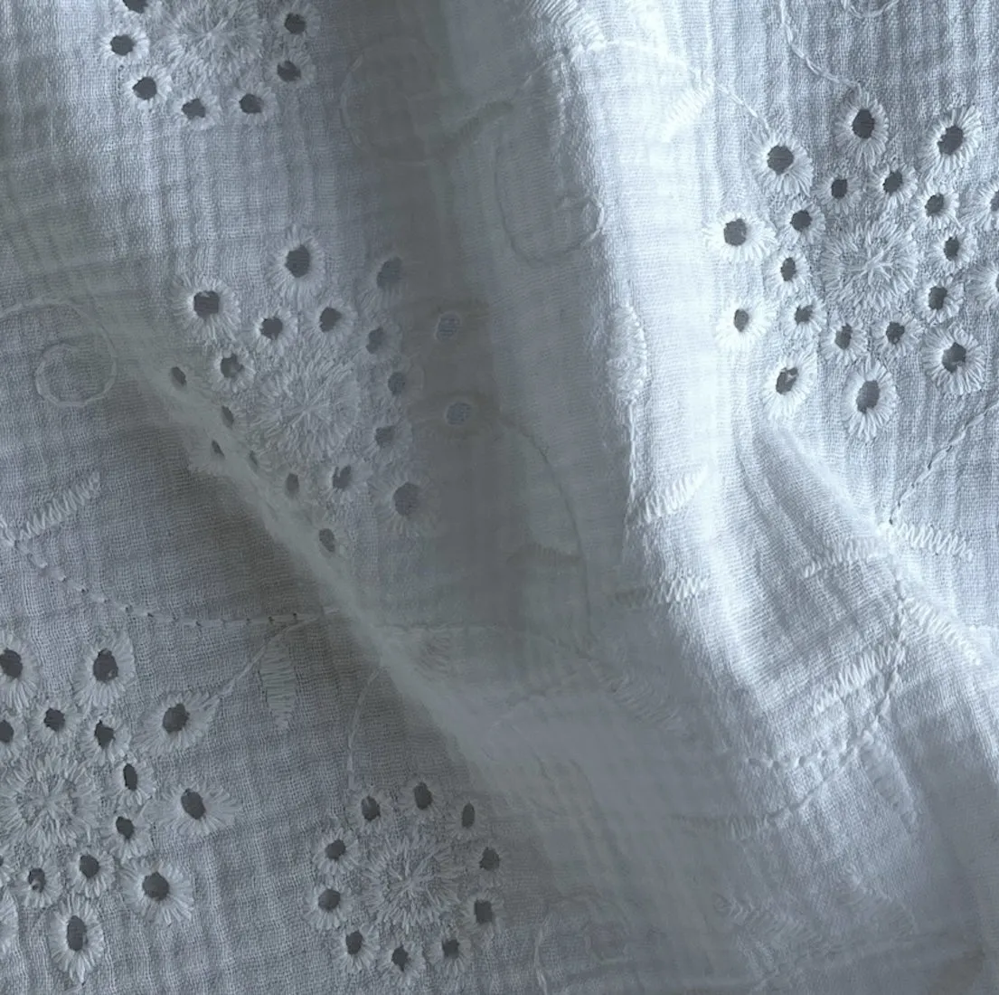 Light-Weight White Dahlias Embroidered Crinkled Cotton Eyelet Double-Gauze (Made in Italy)
